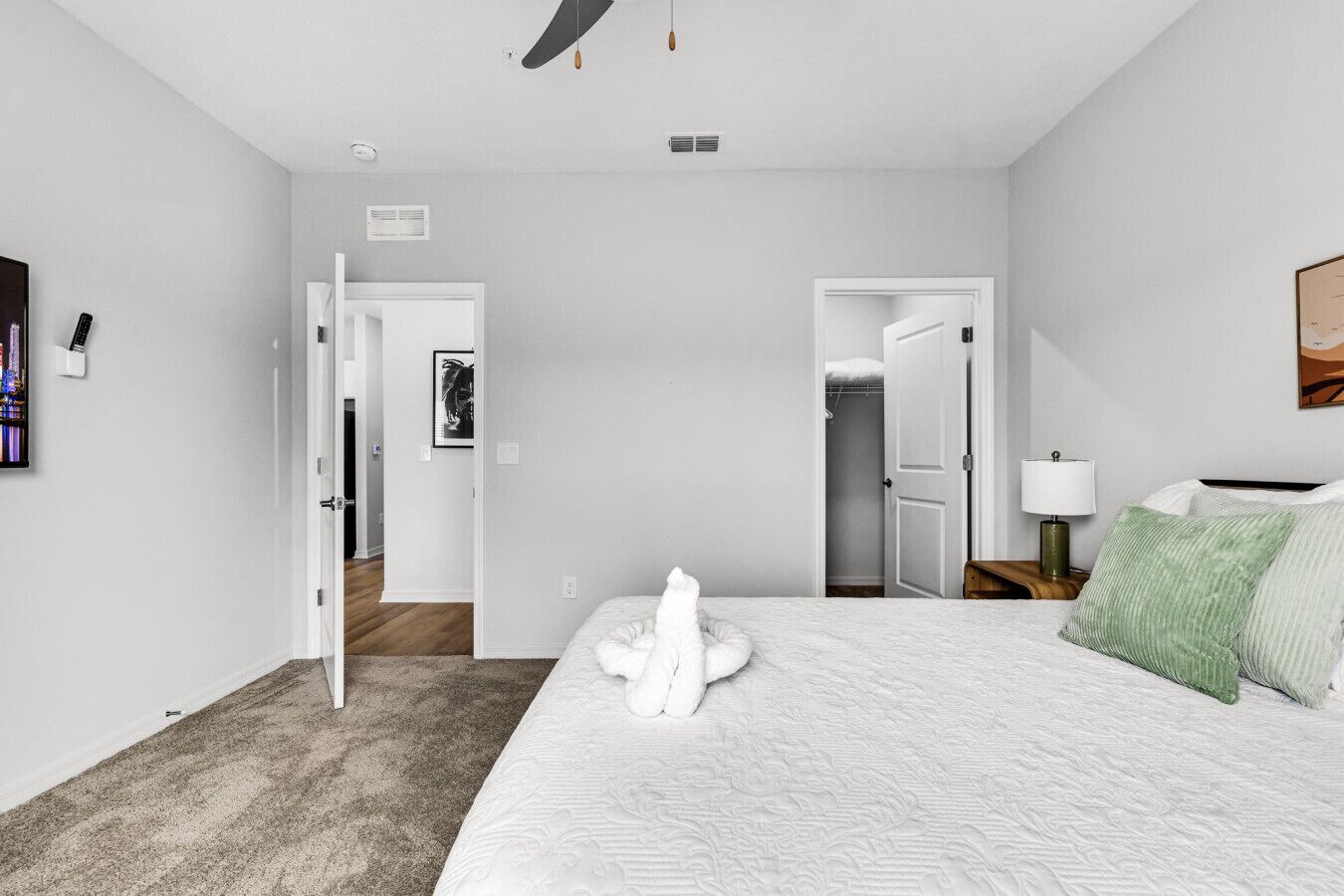 3 bedrooms, desk, iron/ironing board, travel cot