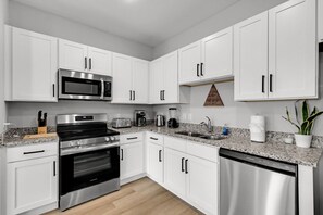 Fridge, microwave, oven, stovetop - Beautiful 3BR Ocala Home | Perfect for Families (Ocala)