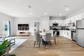 Réfrigérateur, four à micro-ondes, un four, surface de cuisson