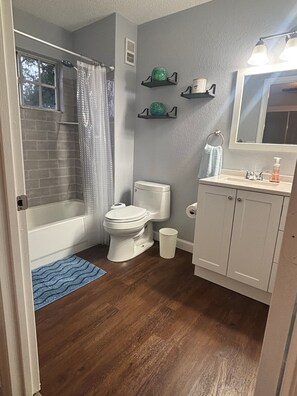 Toallas, jabón, papel de baño 