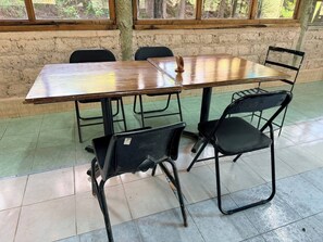 تناول الطعام بالخارج