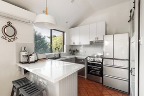 Microondas, horno, parrilla de estufa y lavavajillas 