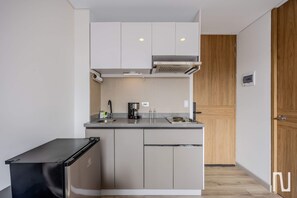 Microwave, stovetop, coffee/tea maker, cookware/dishes/utensils - NOK Bright 1BR Living in Parque la 93 (Bogotá)