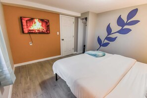 2 slaapkamers, een bureau, een strijkplank/strijkijzer, reisbedje