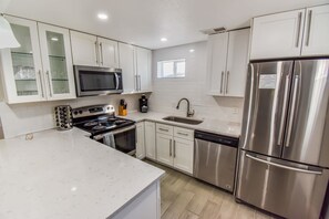 Een koelkast, een magnetron, een oven, een kookplaat