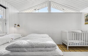 Travel crib, free WiFi