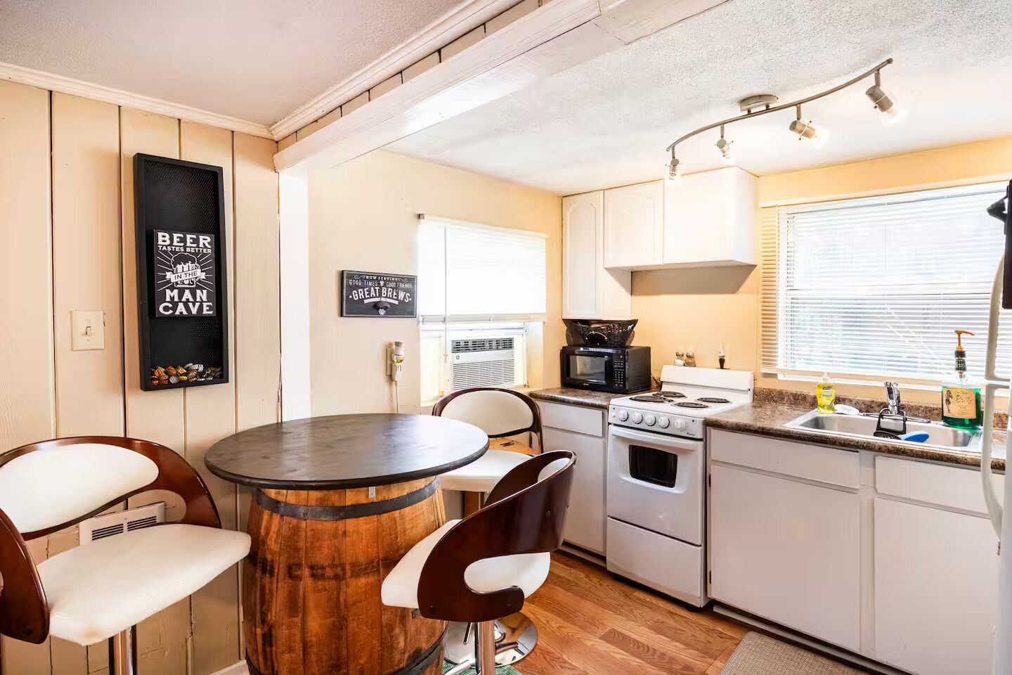 Fridge, microwave, oven, coffee/tea maker