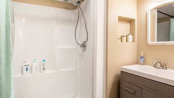 Shower, jetted bath, hair dryer, towels