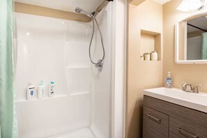 Shower, jetted bath, hair dryer, towels