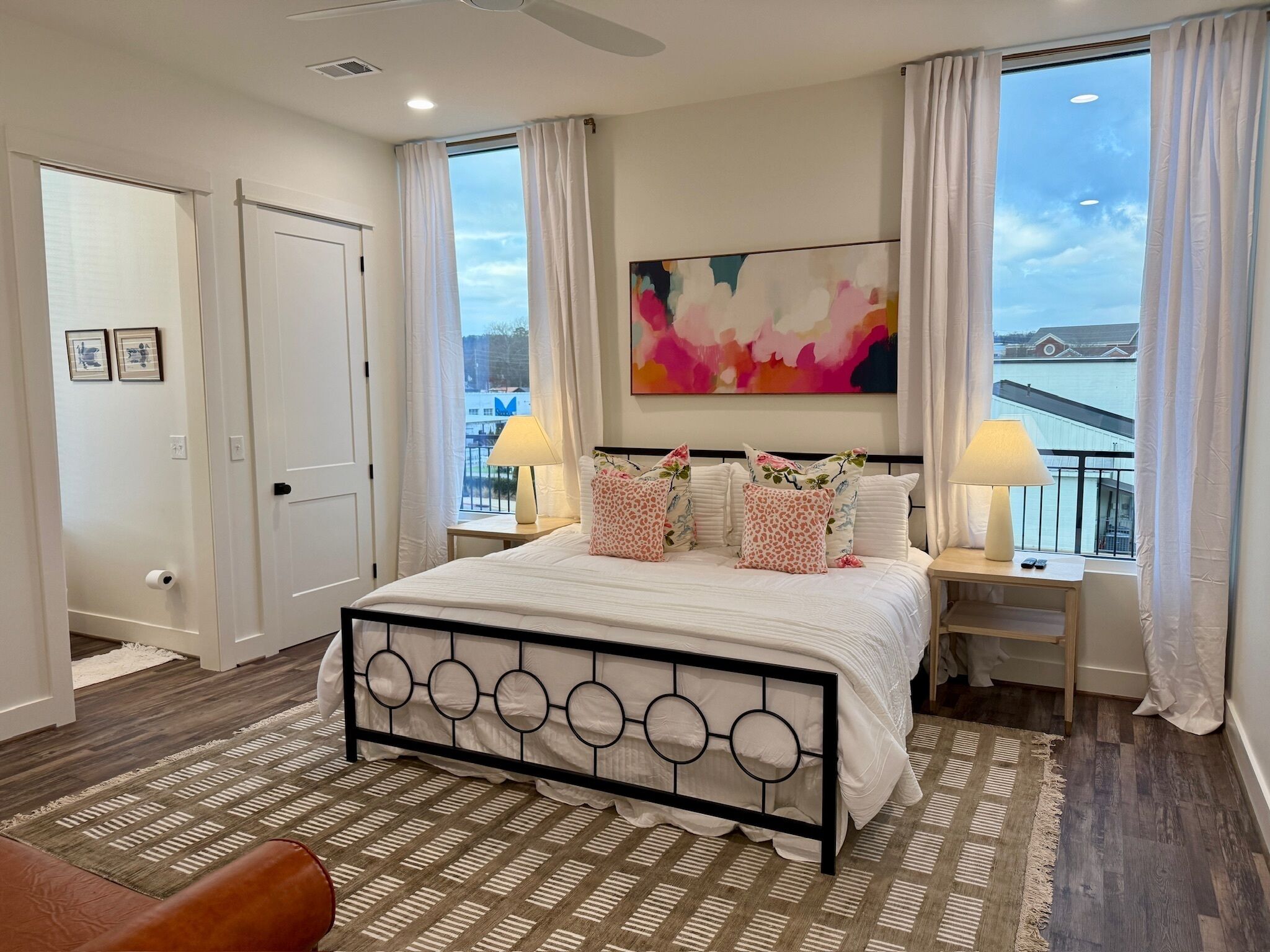 2 多间卧室、WiFi、床单