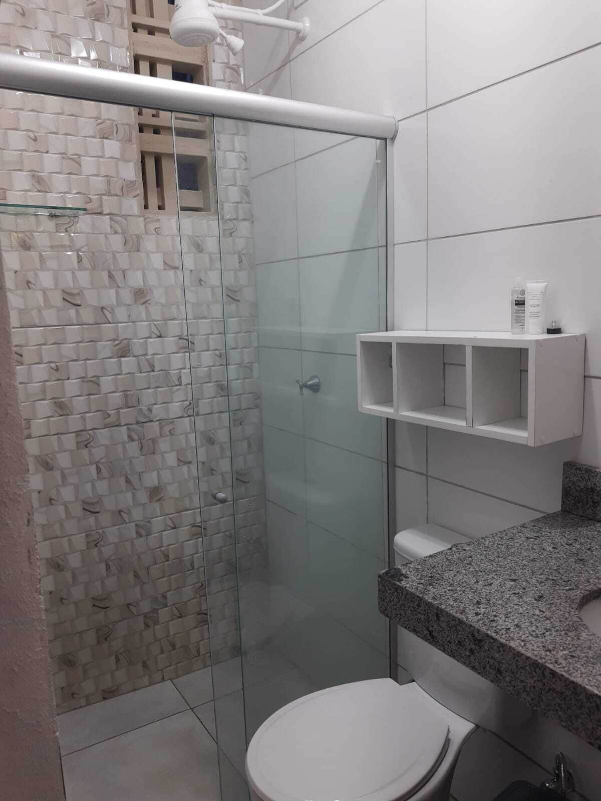 Secador de cabelo, toalhas de banho, papel higiênico 