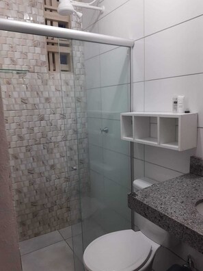 Secador de cabelo, toalhas de banho, papel higiênico