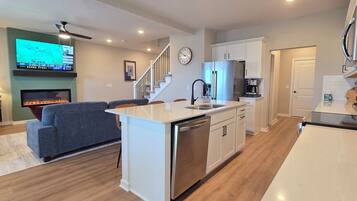 Mikroaaltouuni, uuni, liesi, astianpesukone