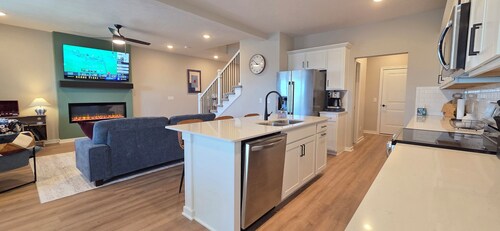 Tranquility Retreat - house in NW Omaha with fabulous access to area amenities