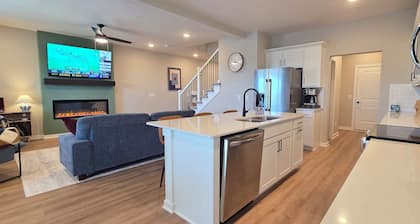 Tranquility Retreat - house in NW Omaha with fabulous access to area amenities