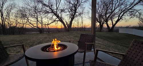 Tranquility Retreat - house in NW Omaha with fabulous access to area amenities