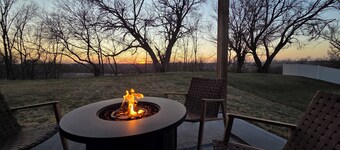 Tranquility Retreat - house in NW Omaha with fabulous access to area amenities