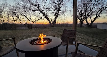 Tranquility Retreat - house in NW Omaha with fabulous access to area amenities