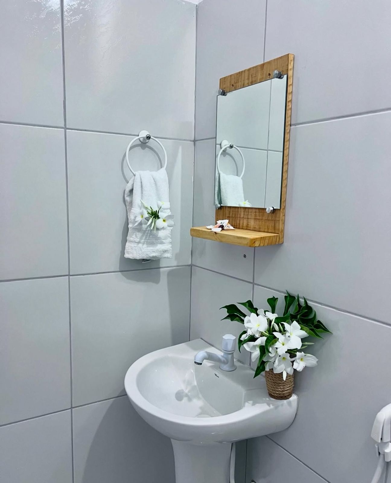 Quarto triplo básico | Banheiro | Secador de cabelo (mediante solicitação), sabonete, papel higiênico 