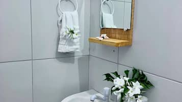 Quarto triplo básico | Banheiro | Secador de cabelo (mediante solicitação), sabonete, papel higiênico