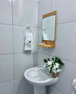 Quarto triplo básico | Banheiro | Secador de cabelo (mediante solicitação), sabonete, papel higiênico 