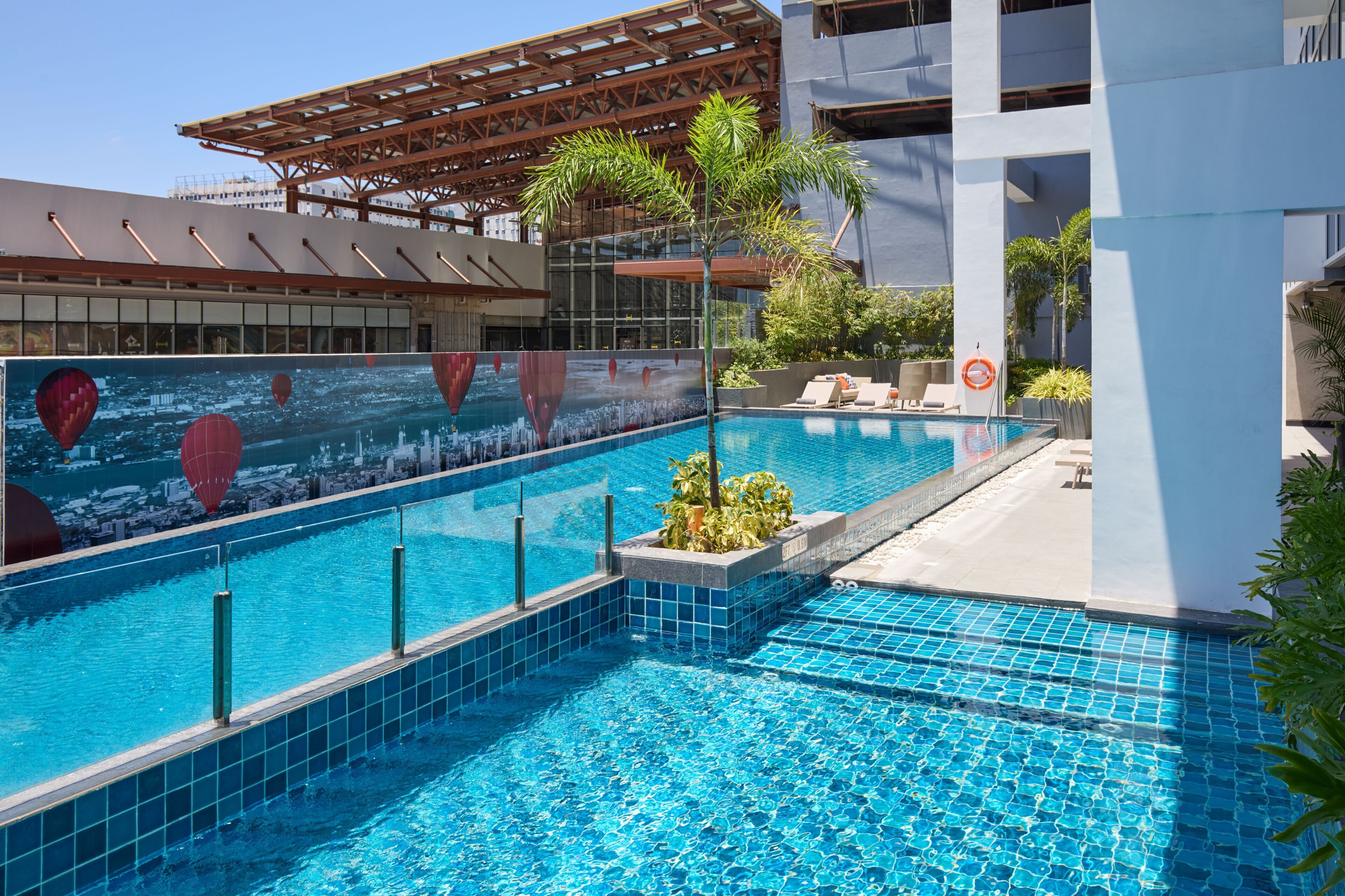 Una piscina al aire libre