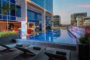 Outdoor pool - Radisson RED Cebu Mandaue (Mandaue)