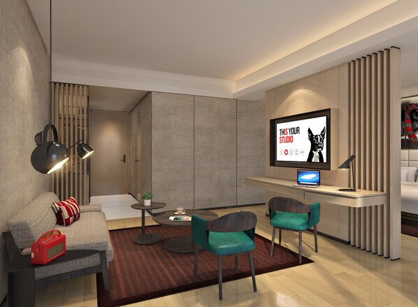 Suite Junior (High Floor) | Mini-bar avec articles gratuits, coffres-forts dans les chambres