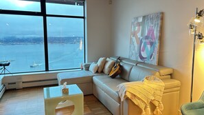 Condo familiar, 2 habitaciones, balcón, vista al océano | Área de sala de estar