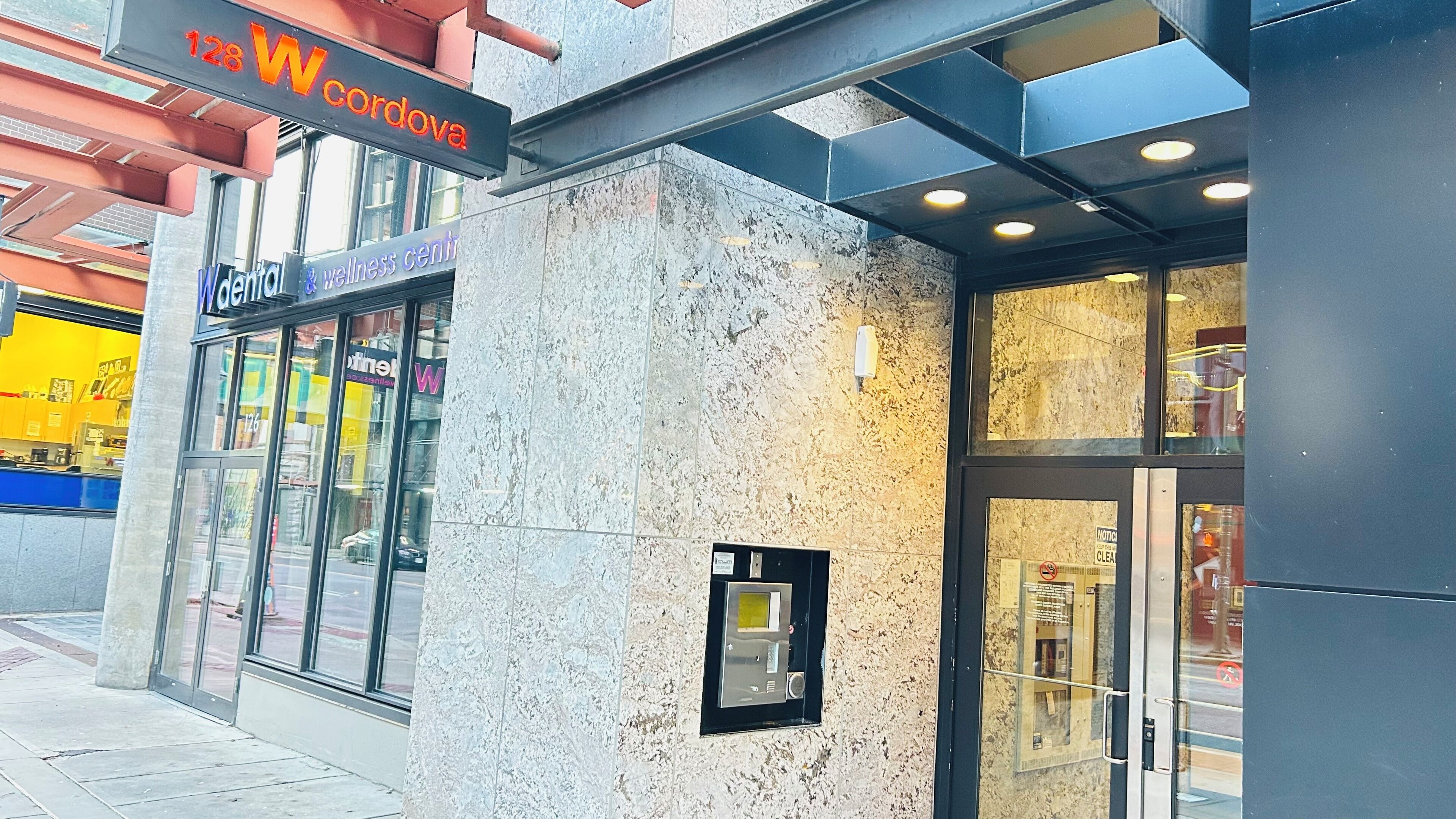 En byggnad med en skylt som visar namnet ”Wcordova” och en skylt för ett ”välmåendecenter” på bottenvåningen.