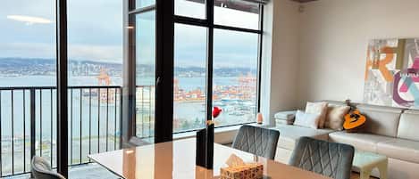 Familienapartment, 2 Schlafzimmer, Balkon, Meerblick | Essbereich im Zimmer