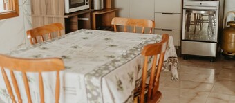 帶燒烤架庭院空調和車庫的房子飯店  