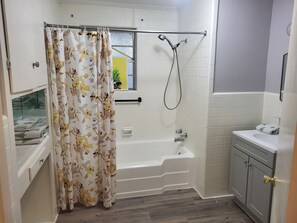 Hair dryer, towels - Spacious 4-bedroom house in welcoming West Monroe with AC (West Monroe)