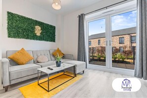 Living area - Central Home | Fast Wi-Fi | Smart TVs | Sleeps 5 (Birmingham)