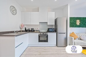Private kitchen - Central Home | Fast Wi-Fi | Smart TVs | Sleeps 5 (Birmingham)