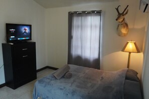 Room - Safari house with A/C near the city center. (San Nicolás de los Garza)