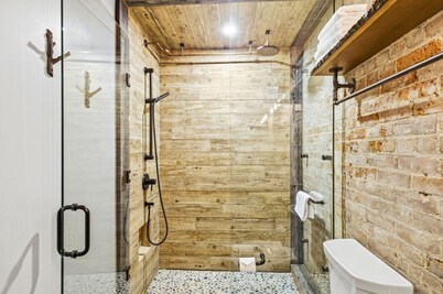 124 Hurontario Unit 3
