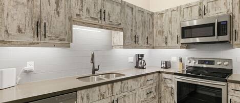 Réfrigérateur, micro-ondes, four, plaque de cuisson