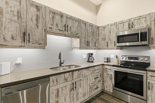 124 Hurontario Unit 3