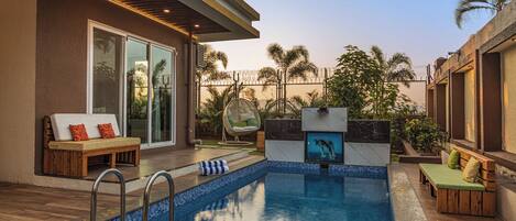 Hồ bơi ngoài trời