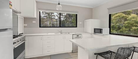 冷蔵庫、電子レンジ、オーブン、コンロ