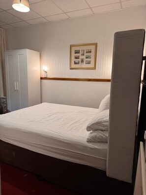 Klassieke tweepersoonskamer, uitzicht op zee | Een kluis op de kamer, een bureau, verduisterende gordijnen, gratis wifi