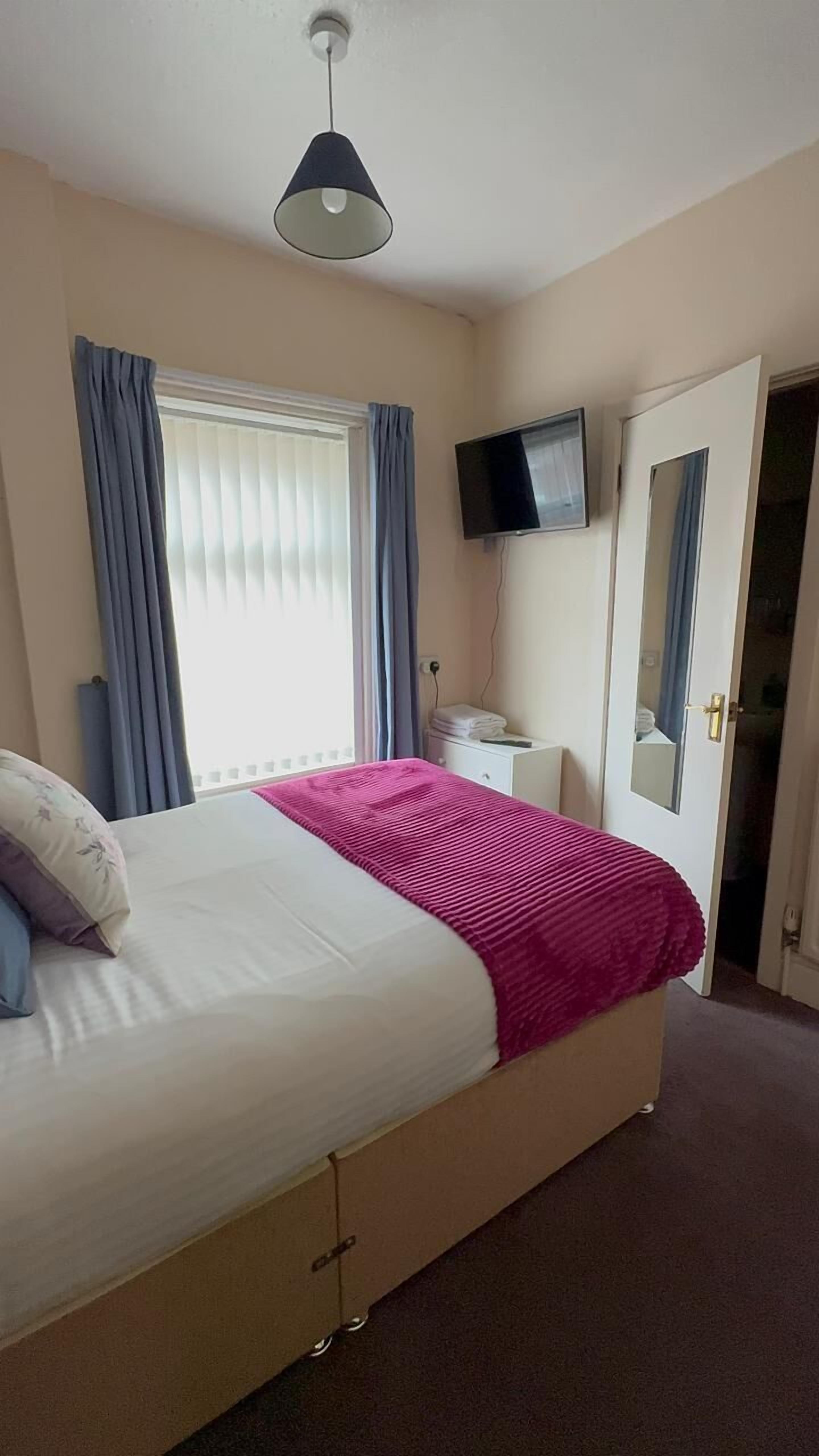 Comfort Room | In-room safe, desk, blackout drapes, free WiFi