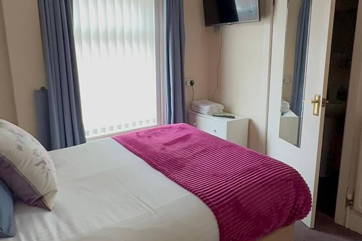 Comfort Room | In-room safe, desk, blackout drapes, free WiFi