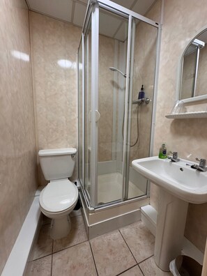 Classic-Doppelzimmer, Meerblick | Badezimmer | Dusche, kostenlose Toilettenartikel, Haartrockner, Handtücher