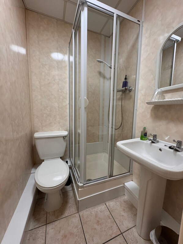 Classic Double Room, Sea View | Bathroom | Shower, free toiletries, heated floors, soap - No 34 Vance Road (Backpool)