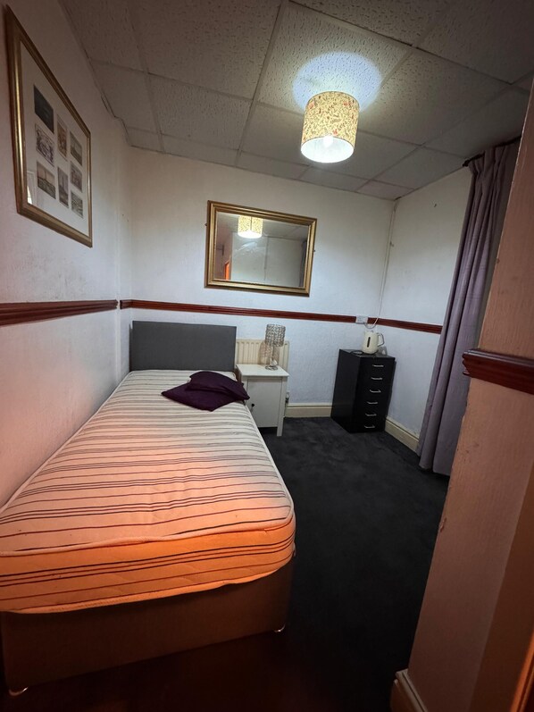 Comfort Single Room, Sea View | In-room safe, desk, blackout drapes, free WiFi - Number 34 (Backpool)