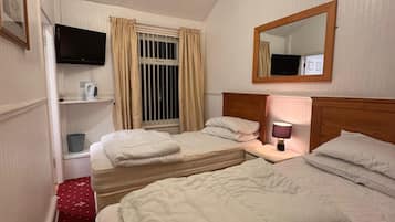 Classic Twin Room | Peti besi dalam bilik, meja, langsir/tirai gelap terus, Wi-fi percuma