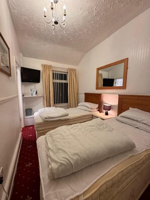 Classic Double Room, Sea View | In-room safe, desk, blackout drapes, free WiFi - Number 34 (Backpool)