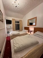 Klassieke Twin kamer | Een kluis op de kamer, een bureau, verduisterende gordijnen